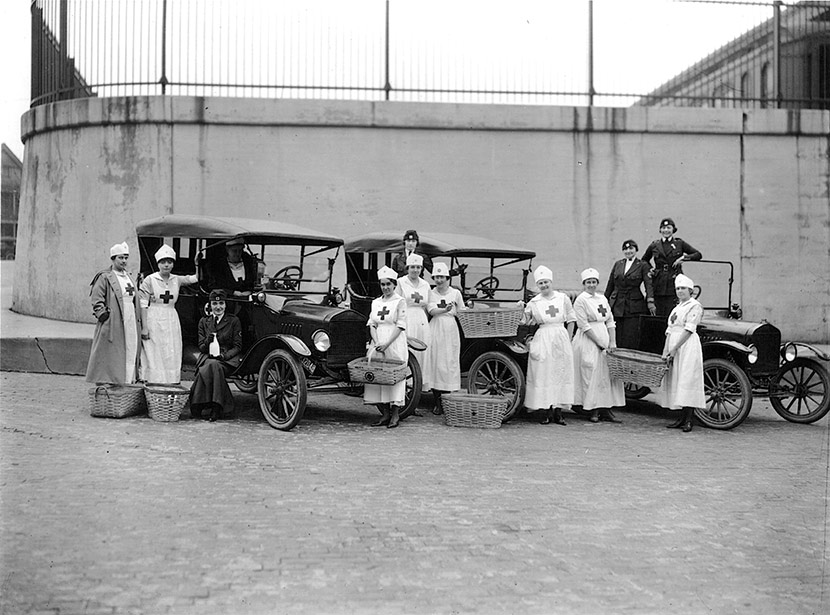 Motor Corps and Canteen volunteers from the Detroit chapter of the American Red Cross, taking a break from delivering supplies to influenza victims.