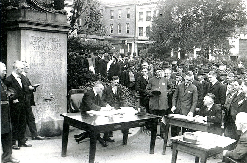 Tribunal de policía al aire libre retenido en Portsmouth Square, San Francisco.  Para evitar el hacinamiento en el interior, los jueces celebraron sesiones en la corte al aire libre.